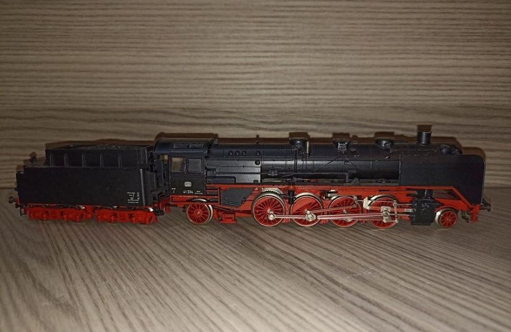 Locomotiva BR 41 , producător Marklin 
Roți metalice izolate, se poate