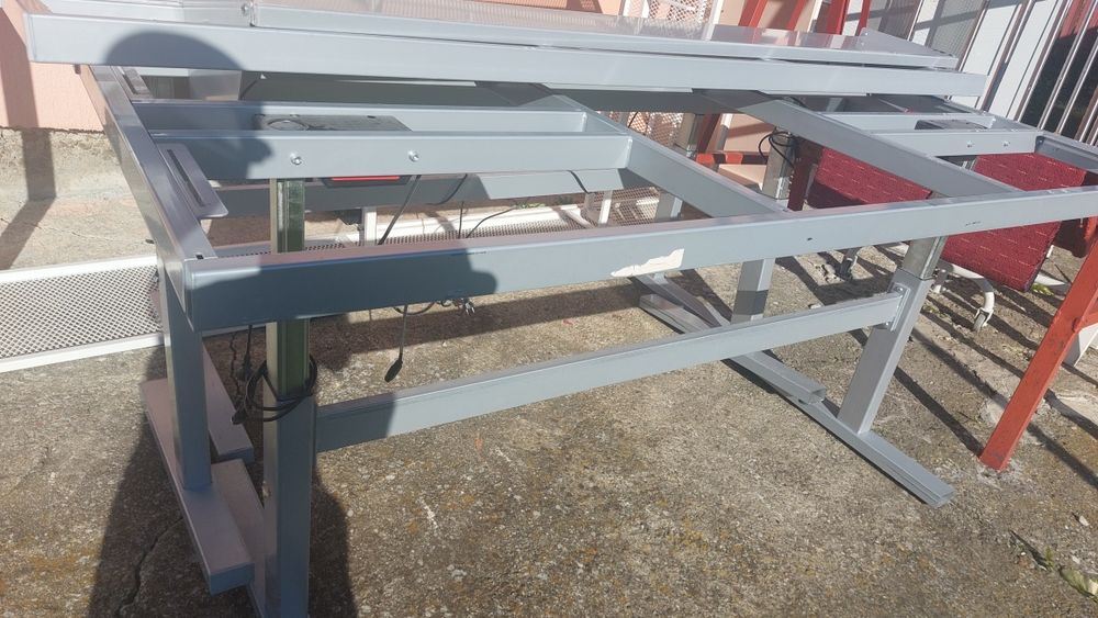 Vând mese reglabile electric pe înălțime .