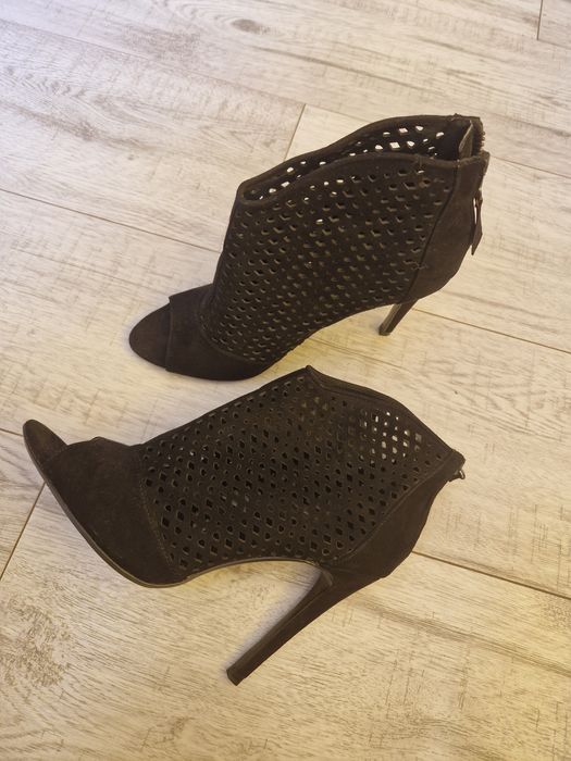 Sandale gheata perforate, piele intoarsa, negre, toc 10 - 10.5 cm,