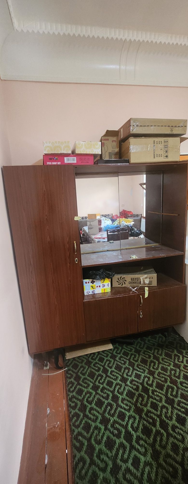 Oshhona mebli va kiyim mebli sotiladi