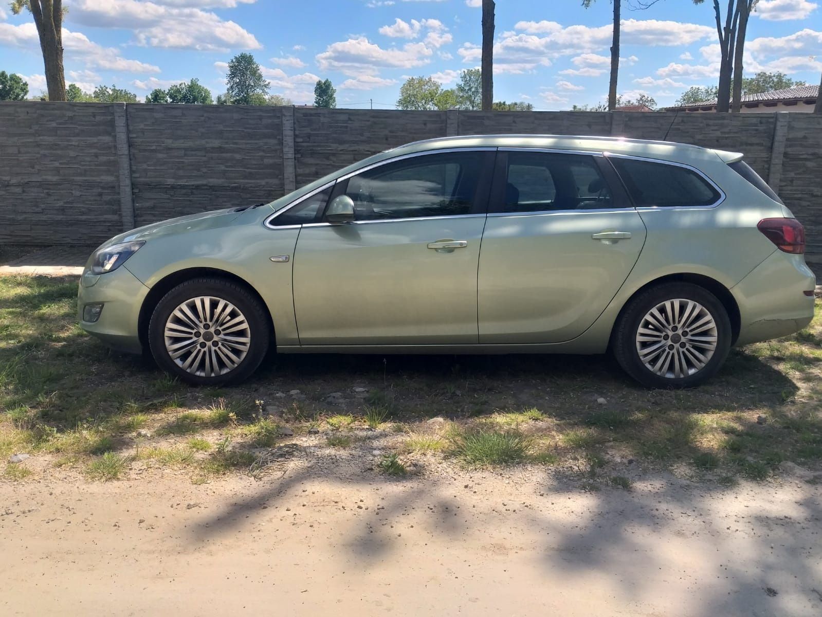 Opel Astra J Sports Tourer 2012