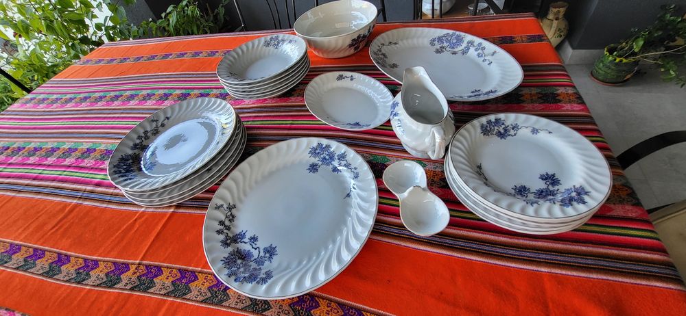 Set farfurii pentru servirea mesei