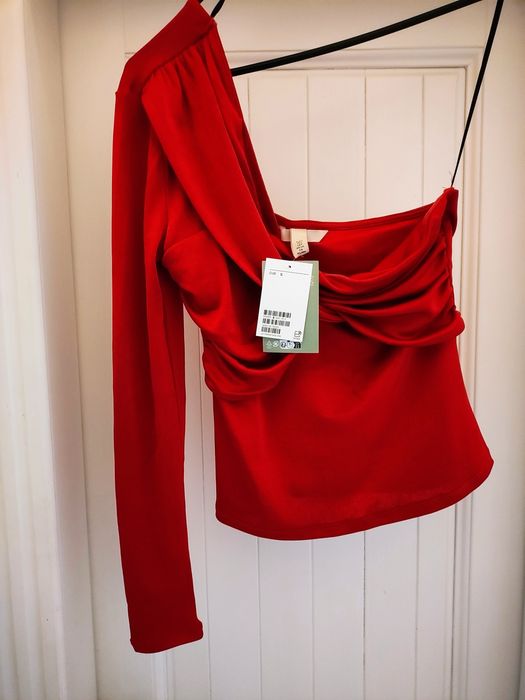 Top  drapat cu un umar gol