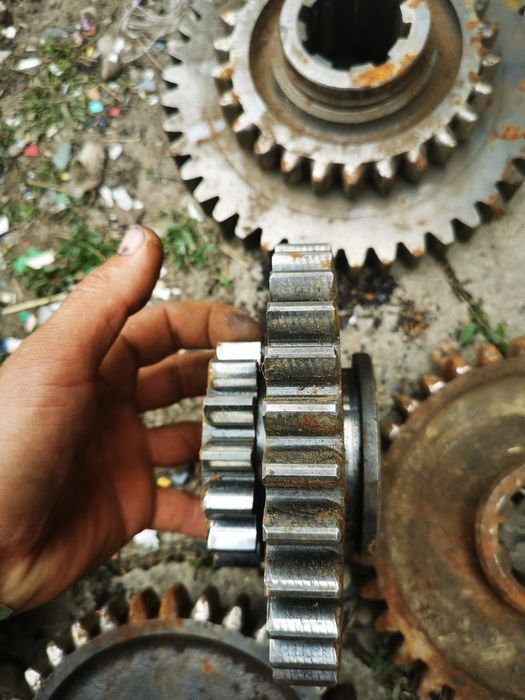 Vând pinioane cutie 650 și chingi
