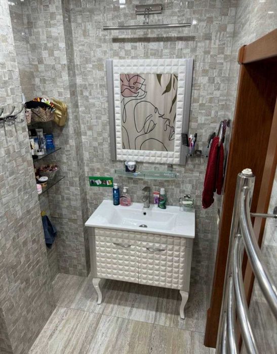 Продаётся 5-комнатная квартира по улице Буюк Ипак Йули чайхана Салом)