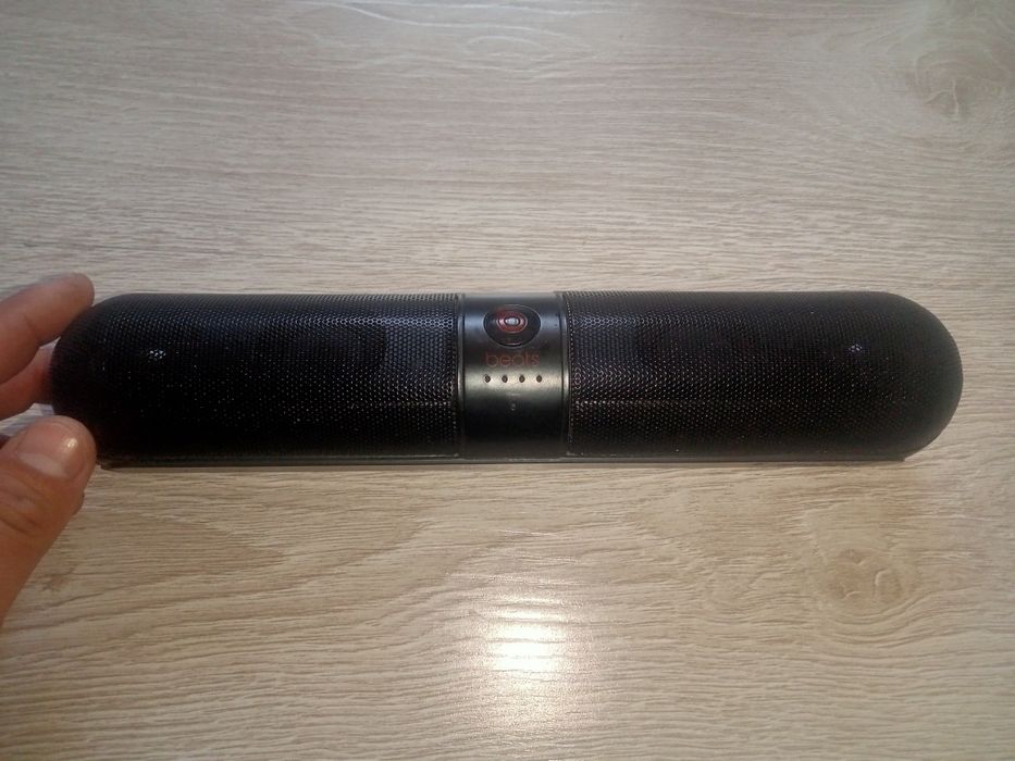 Продам оригинал Beats Pill активный калонку в хорошем состоянии.