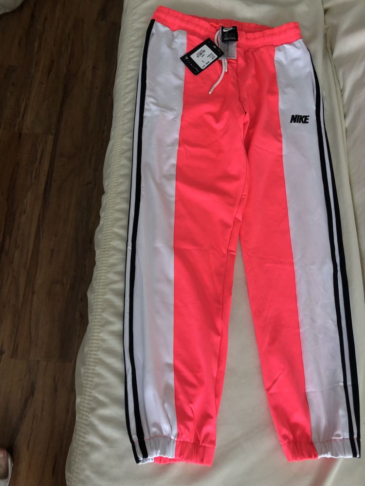 Продавам  анцунг NIKE