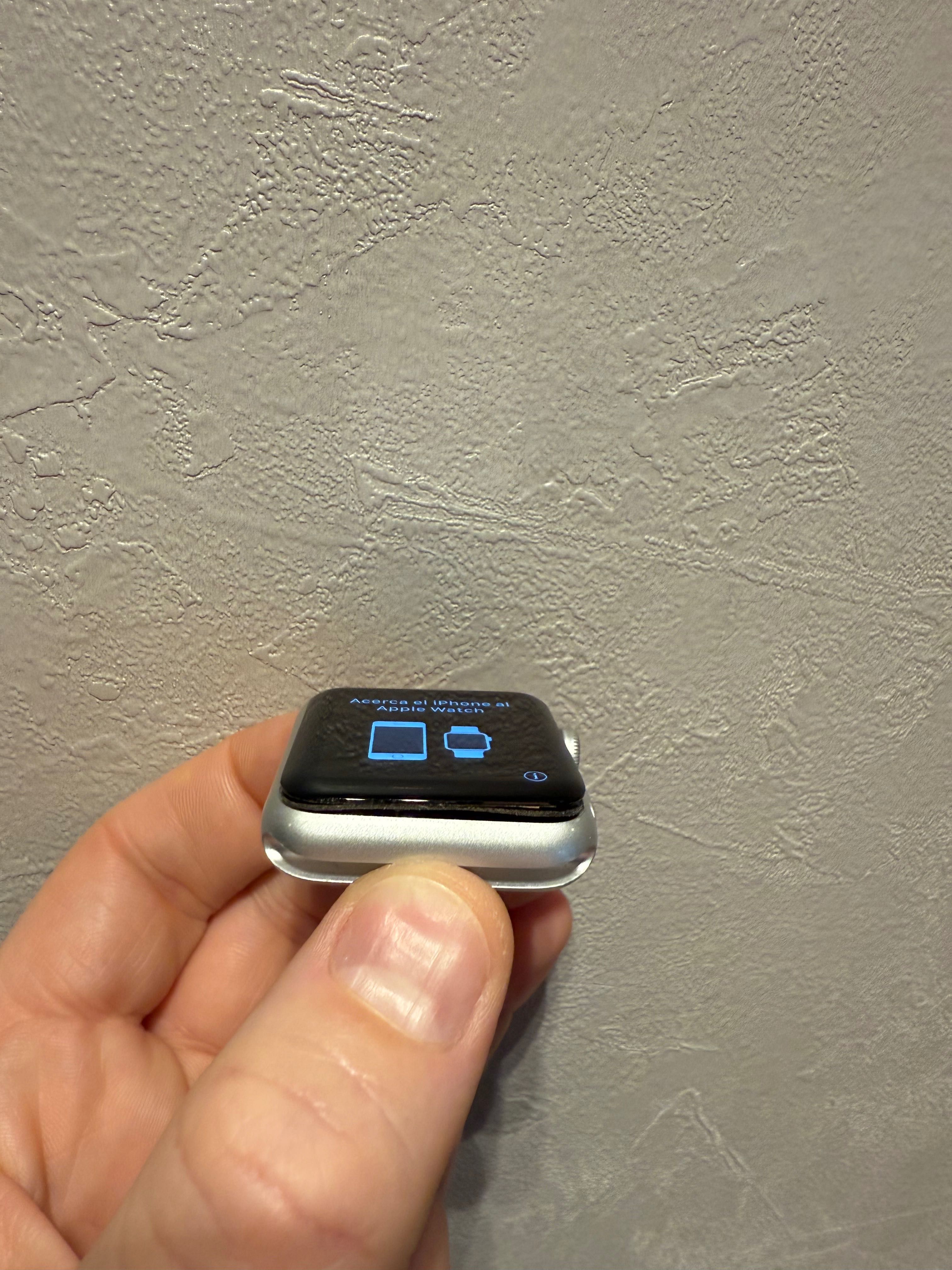 Продавам смарт часовник Apple Watch 42 мм, първа версия.