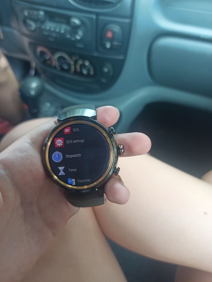 Часовницк с тъч скрийн -asus zen watch 3
