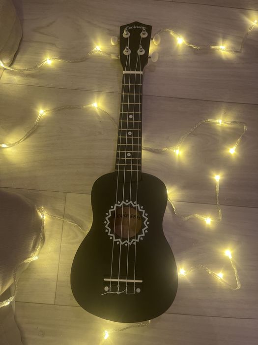 Стильная укулеле Levinson в отличном состоянии