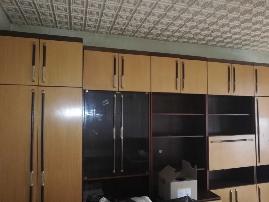 Продавам секция от вкъщи