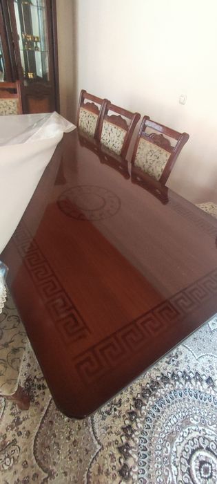 Срочно продаю стол стулья 12 персон идеальный состояние