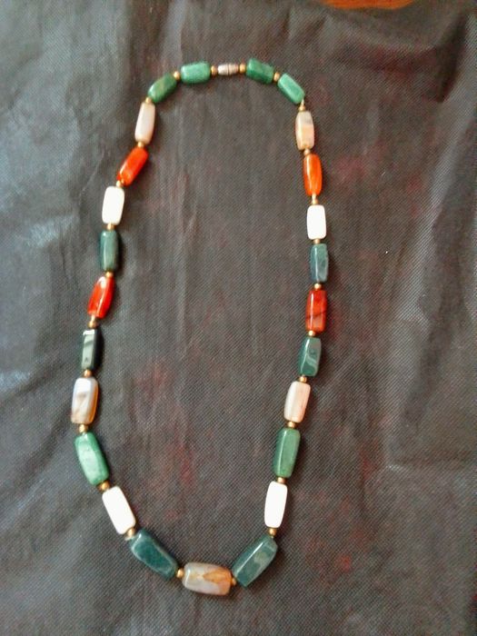 Бусы из полудрагоценных камней.Серебрянные цепочки.