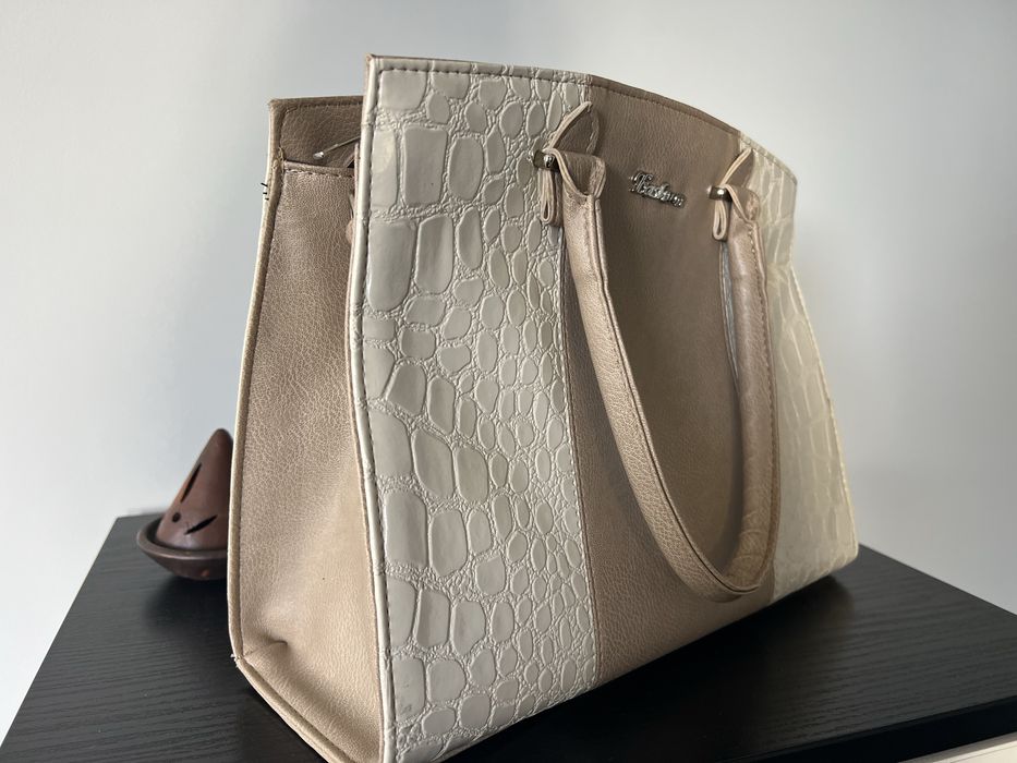 Нова чанта, лак и кожа, светло и тъмно бежово