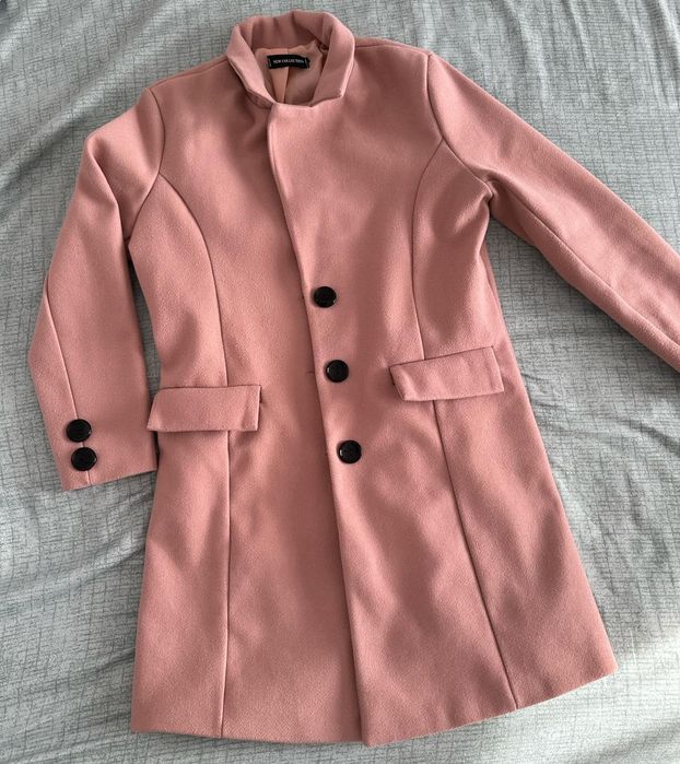 Елегантно розово дамско палто в класическа кройка