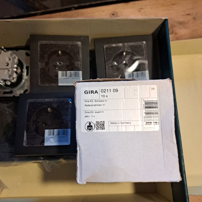 Prize Schuko GIRA E2 flat cu ramă simplă negru mat