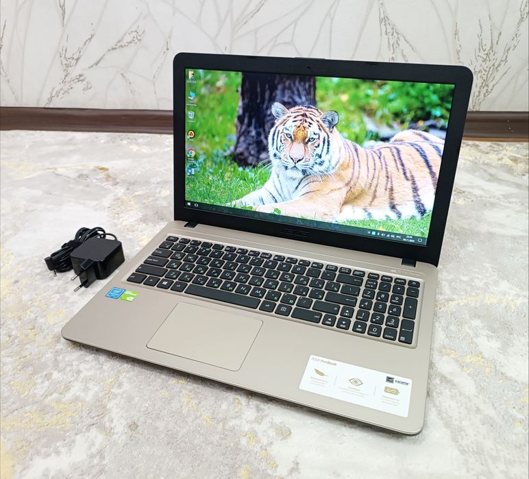 Ноутбук ASUS Windows 10 в отличном состоянии.