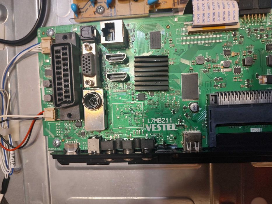 SMART Телевозор Crown 32289Т2SM двоен образ