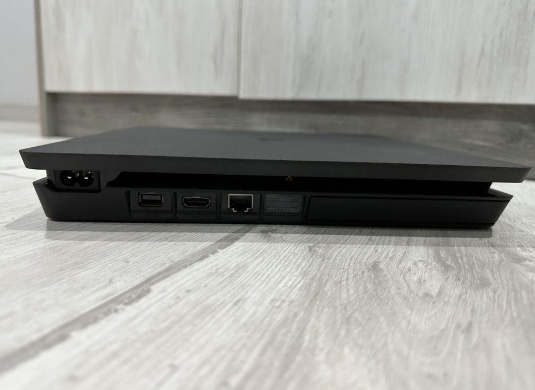 Playstation 4 slim