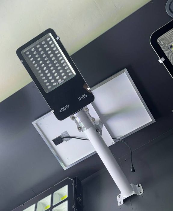 Солнечные прожeкторы и уличные фонар
е фонари могут р
аботать в тече