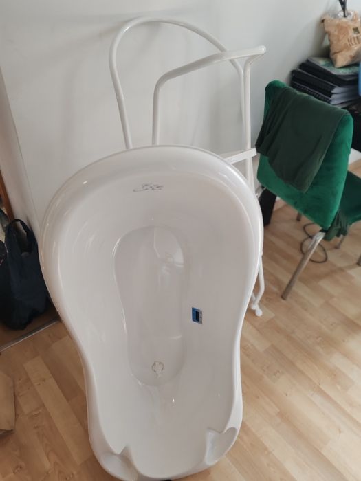 Vând cădiță bebe cu suport metalic