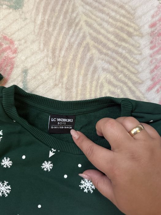 Продавам два коледни пуловера и две красиви рокли