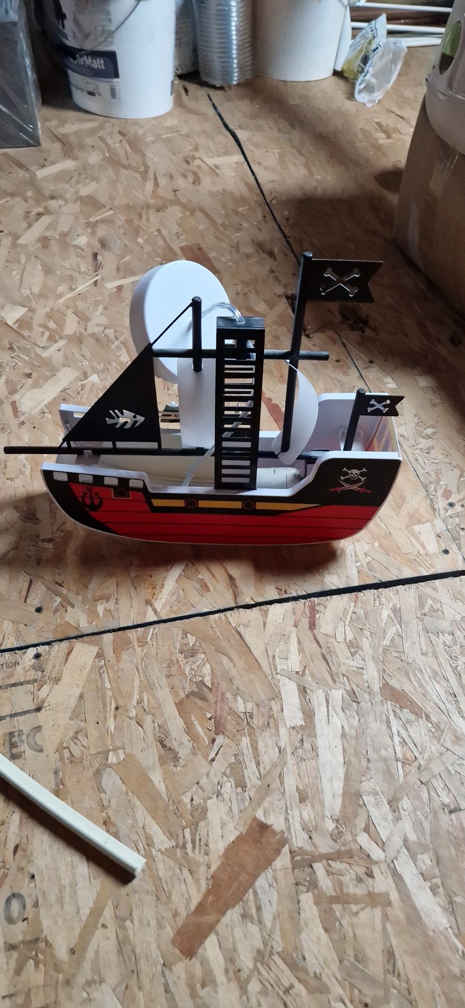 Lustra Barca Pirati