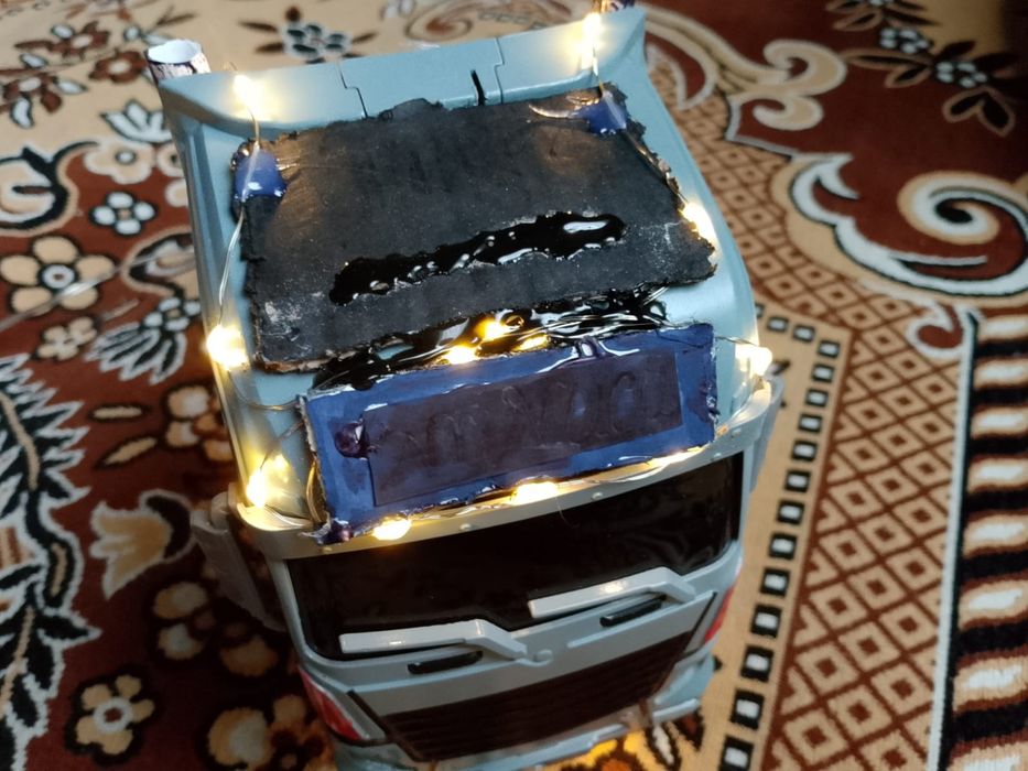 Camion Mercedes de jucărie tunat