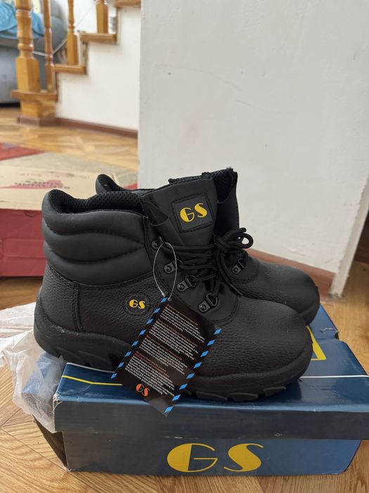 Продается НОВАЯ спец обувь 41 размера