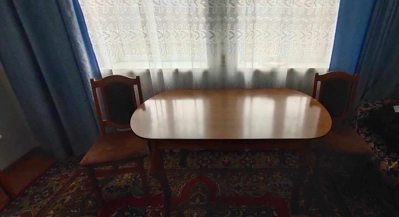 Продаю стол в гостиную