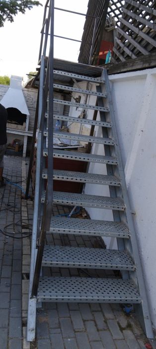 Scara metalica la comanda