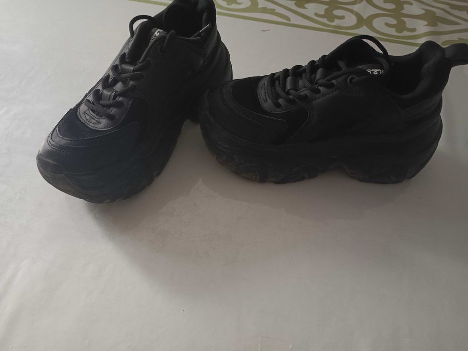 Кроссовки BERSHKA