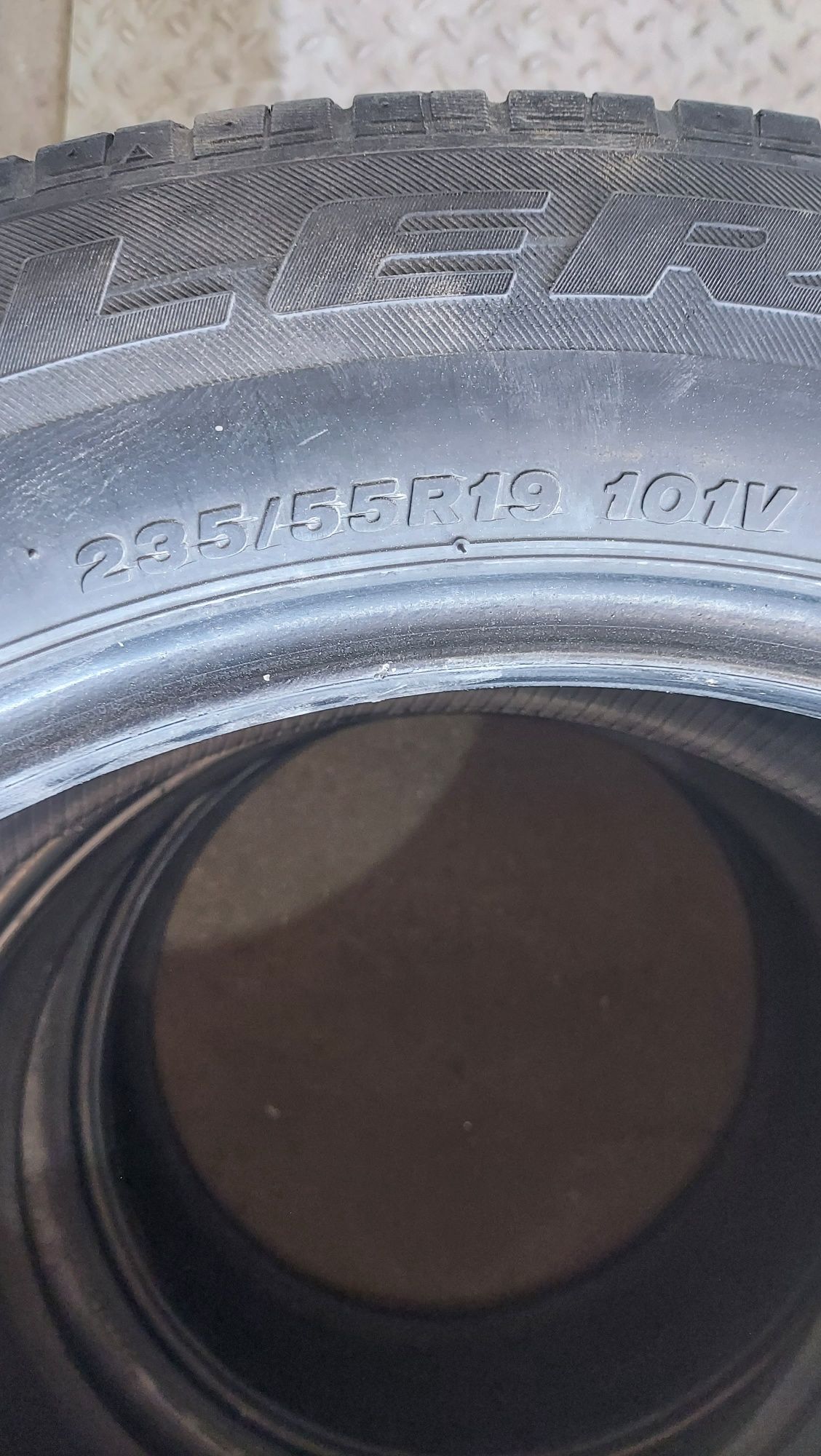 Продам шины 3 штуки Bridgestone