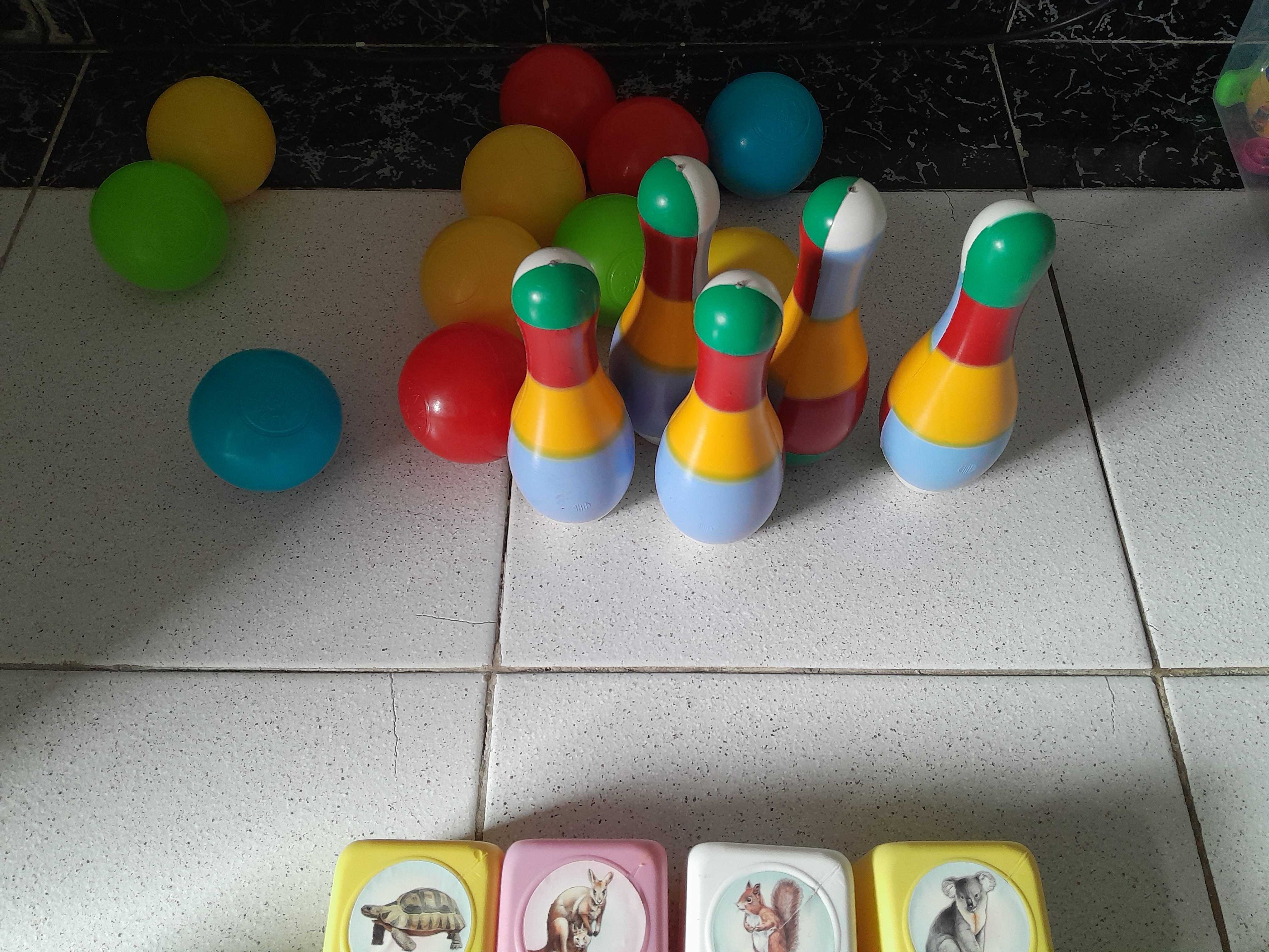 Детски комплект за боулинг и пластмасови кубчета