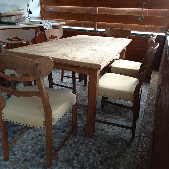 Masă din lemn masiv și scaune