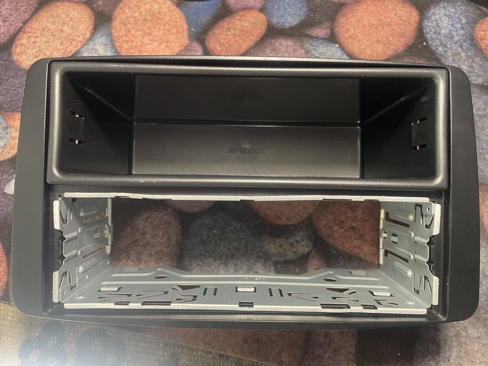 Адапторна рамка и CD player Pioneer за Mercedes W203 преди фейс