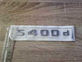 сребрист надпис Mercedes Benz S400d