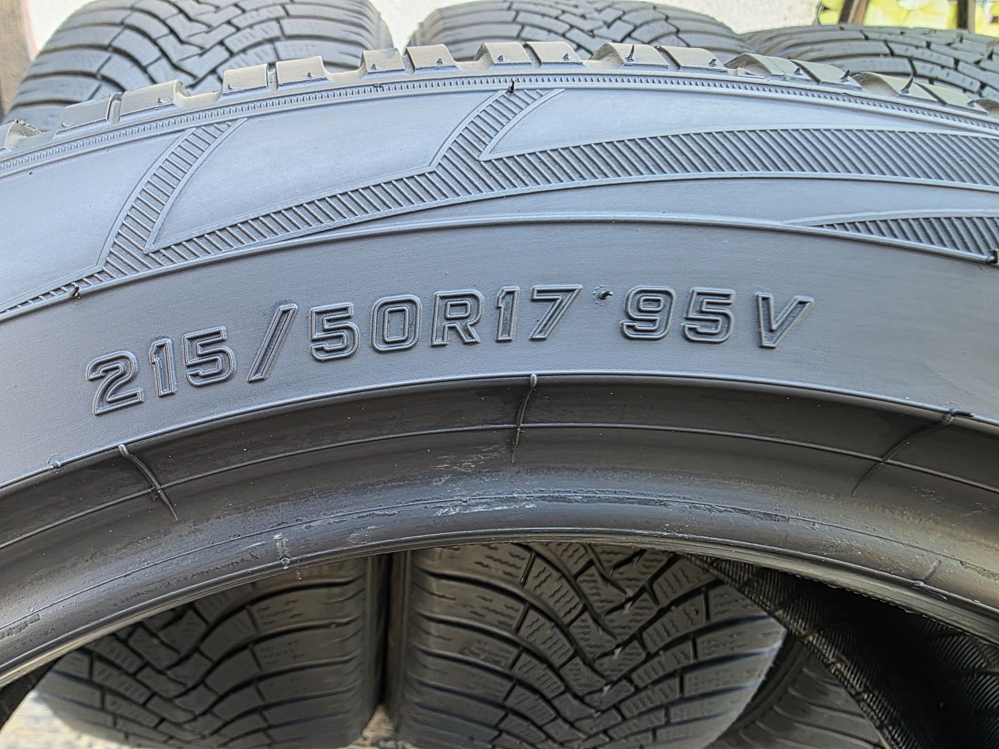 Vând patru anvelope de iarna falken 215 50 17 dot 2121