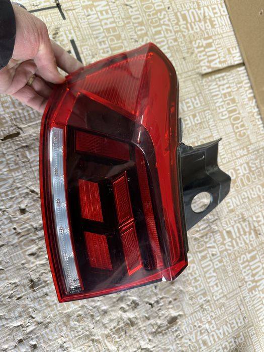 Lampă stânga vw passat b 8 break facelift.cod:3g9945005.g.