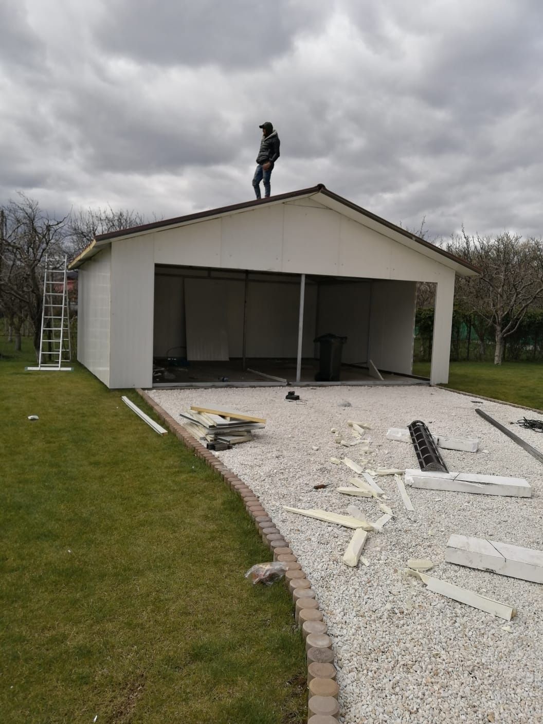 Garajul pe structură metalică cu pereții din panouri