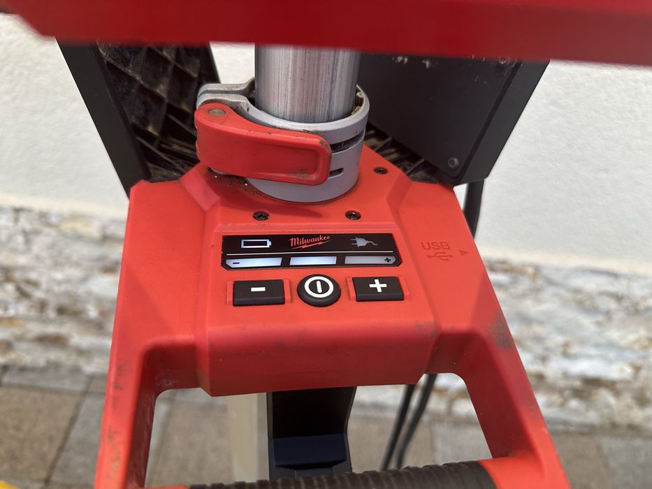 Milwaukee turn led di dewalt lumini led
