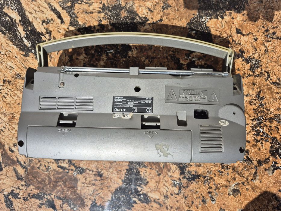 Radio Casetofon mono marca Universum model CRT- 1000