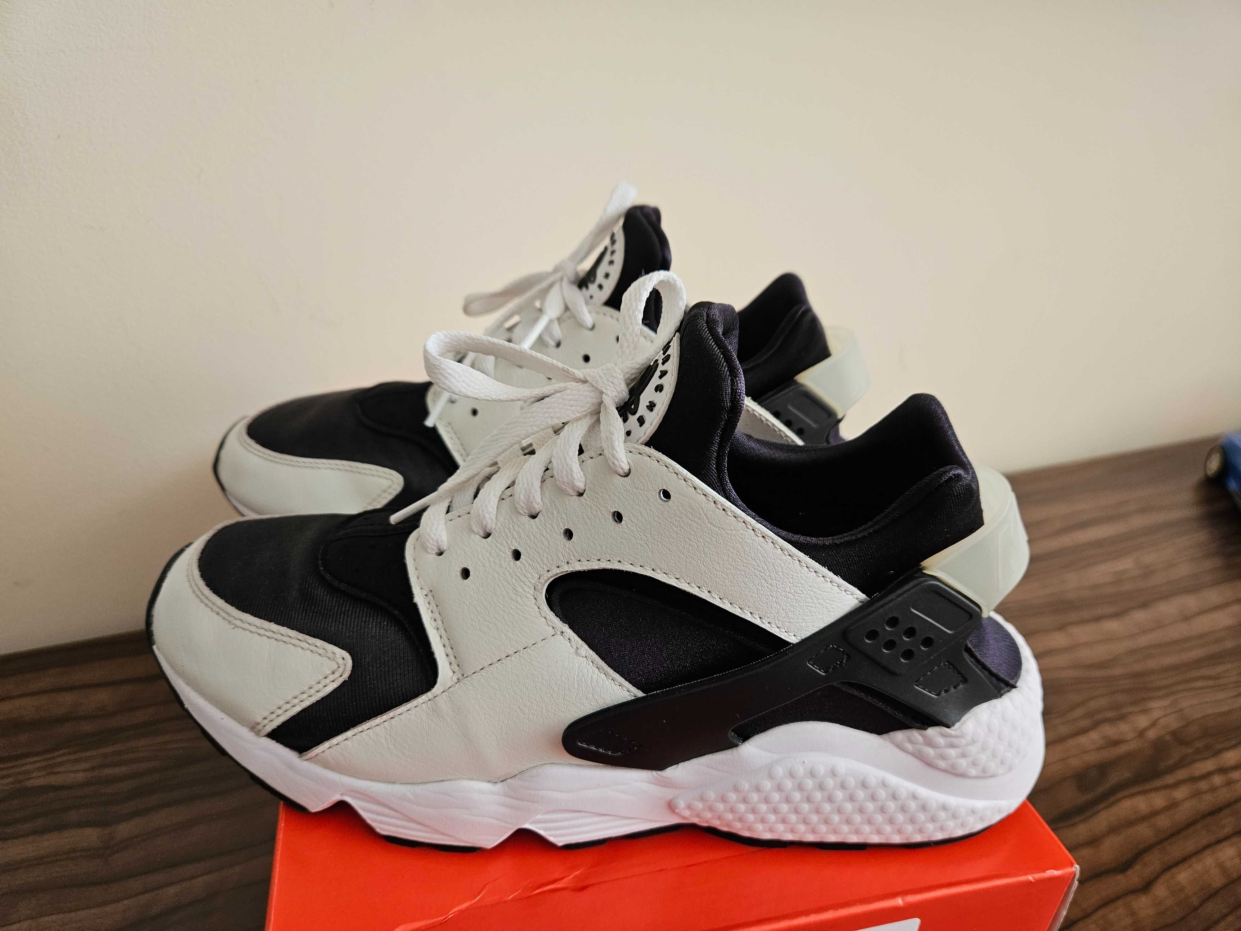 Маратонки Nike Air Huarache - Номер 43 - Цвят Black/White-Black