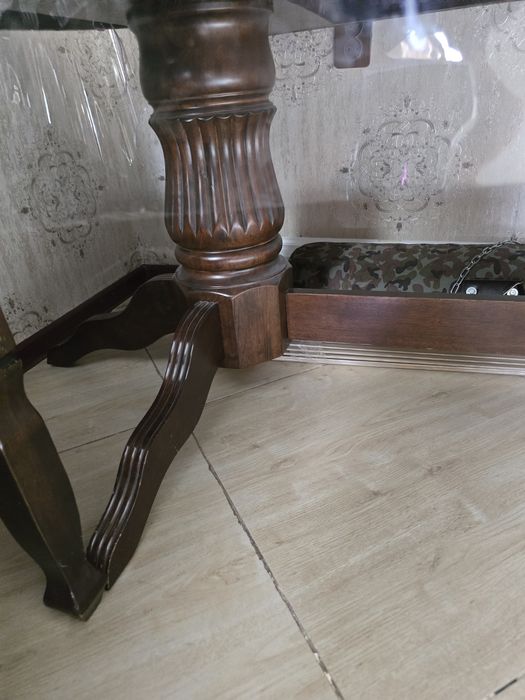 Стол со стульями в гостиную