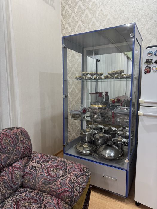 Стклянный шкаф, изготвоиленный на заказ.