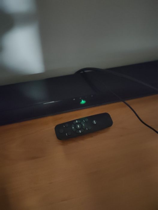 Pachet pc, monitor curbat, tastatura, mouse și bară de sunet