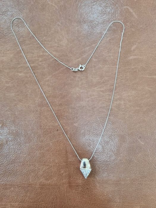 Продавам чисто нови сребърни колиета