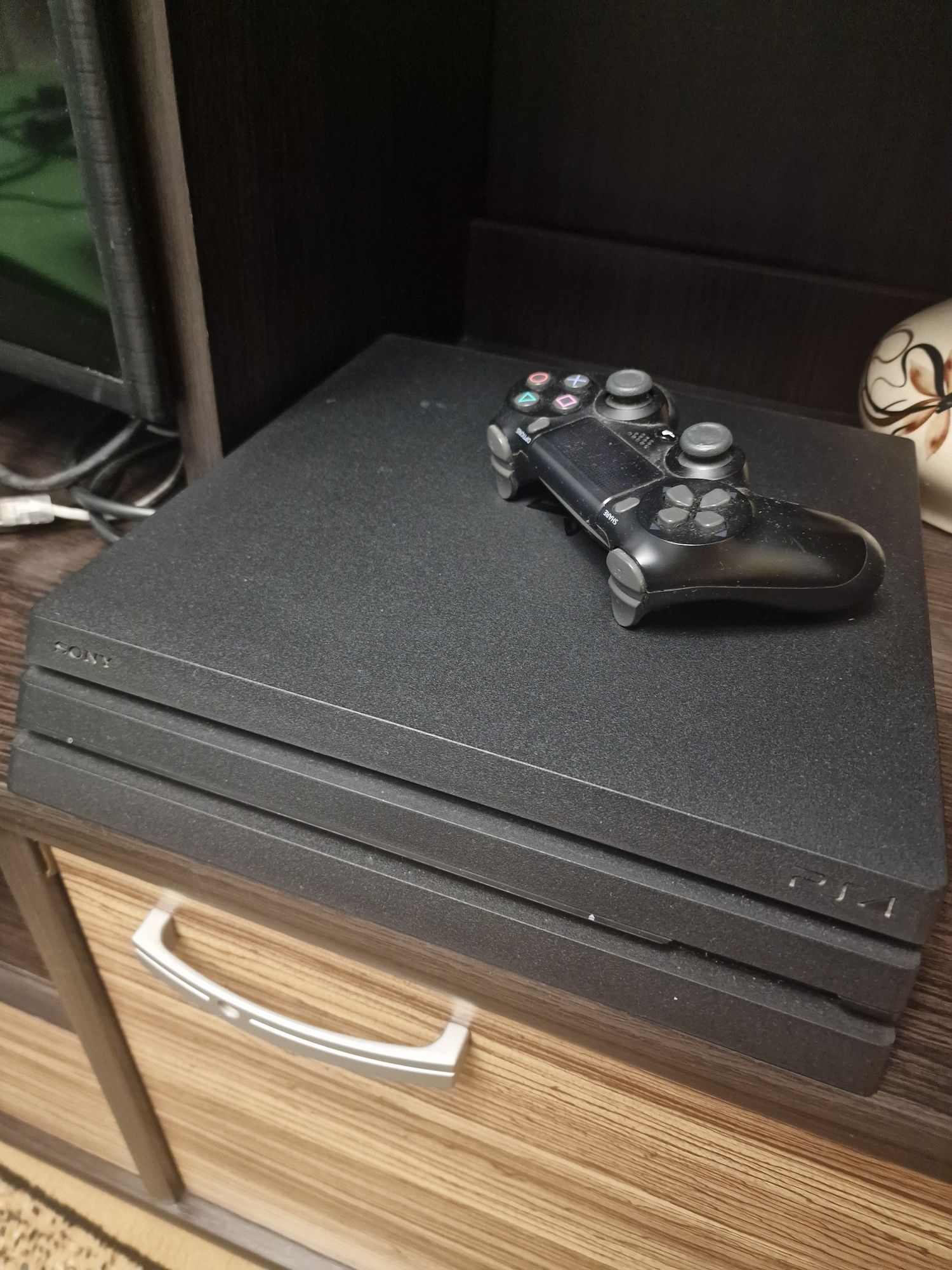 Playstation 4 pro + два геймпада + DOOM + BATTLEFIELD 1