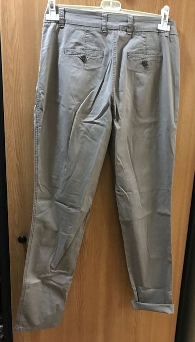 Pantaloni gri-khaki ca noi