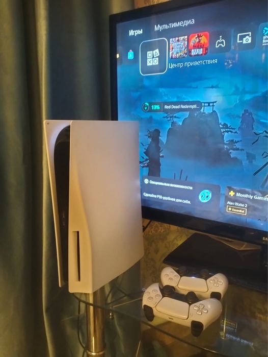 Продаю пс5 в комплекте 2 джойстика